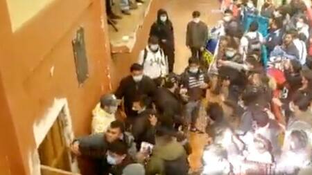 Estampida humana en una universidad de Bolivia. Foto: Captura.