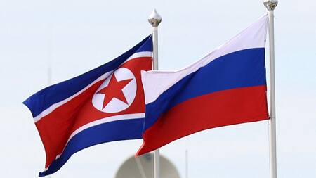 Las banderas de Rusia y Corea del Norte en el Сosmódromo de Vostochny, sede de la reunión entre el presidente de Rusia, Vladímir Putin, y el líder de Corea del Norte, Kim Jong-un. Foto: Reuters.