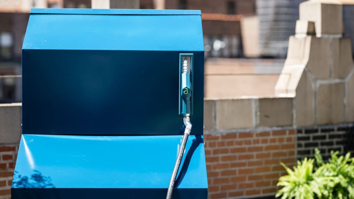 La máquina desarrollada por Aircela transforma aire, agua y electricidad renovable en gasolina sintética compatible con los vehículos actuales.