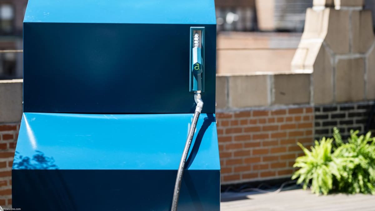 ¿El fin de las estaciones de servicio?: crean una máquina del tamaño de una heladera que fabrica combustible con aire y agua