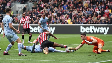 Emiliano Martínez en el Aston Villa ante Brentford. Foto: REUTERS.