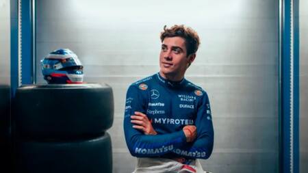 Franco Colapinto y su foto con la vestimenta de Williams Racing. Foto: NA.