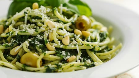 Tallarines con salsa de pistachos, limón y menta.