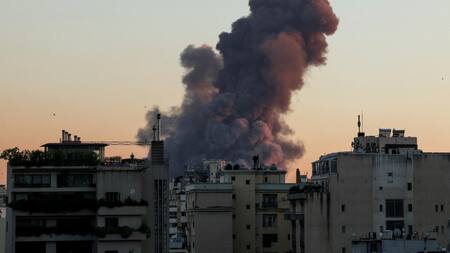 Bombardeo de Israel sobre Beirut, capital de El Líbano. Foto: REUTERS.