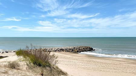 El destino soñado para jubilados: el pueblito de la Costa Atlántica que invita a descansar en la playa lejos del ruido de la ciudad