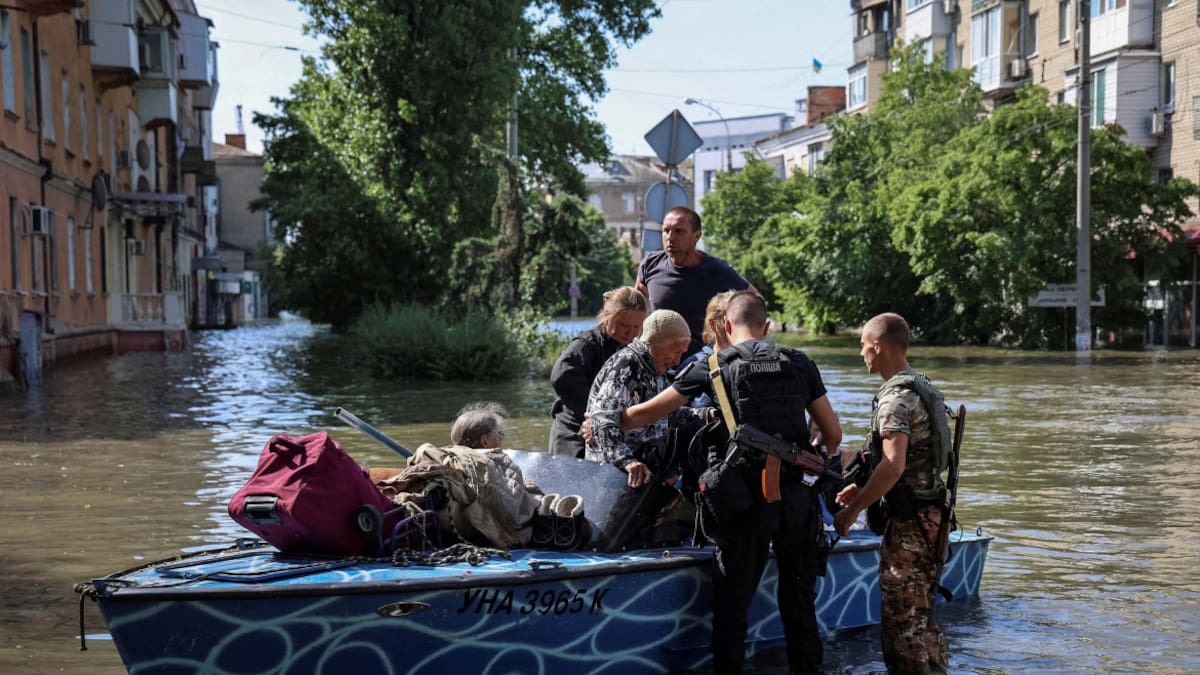 Soldados ucranianos rescatan a víctimas de la inundación en Jersón. Foto: NA.