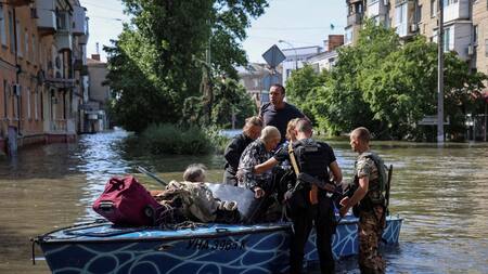 Soldados ucranianos rescatan a víctimas de la inundación en Jersón. Foto: NA.