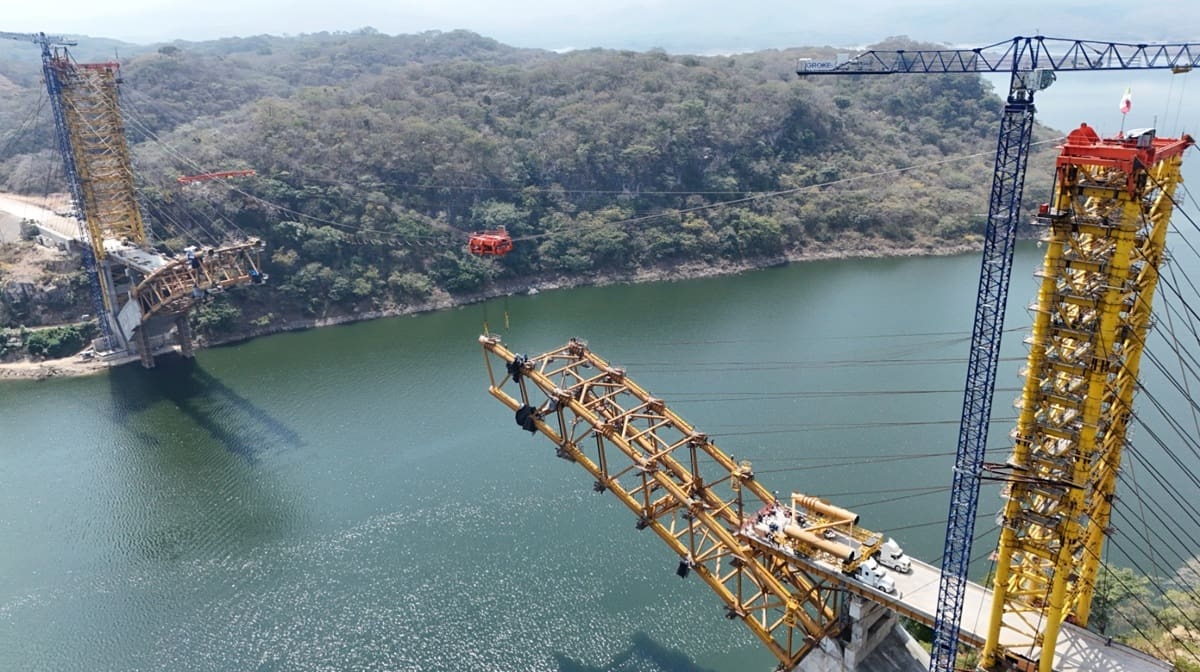 La megaobra en Chiapas incorpora un arco de acero de 2.666 toneladas y beneficiará a más de 300.000 habitantes de 21 comunidades. La obra iniciada en 2023, alcanzó el 96,12% de avance y tiene prevista su finalización para fines de 2026.