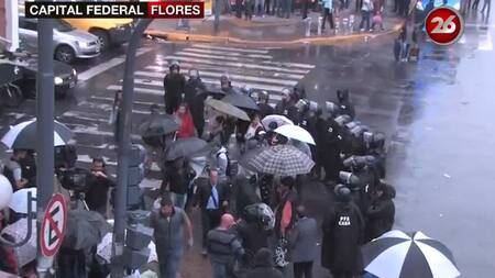 Manteros en avenida Avellaneda (Canal 26)