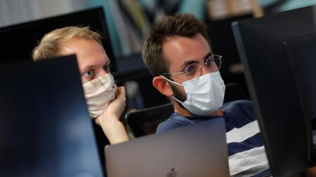 Coronavirus en Francia, mascarilla, tapaboca, oficina, REUTERS