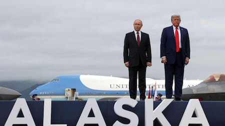 El presidente de los Estados Unidos, Donald Trump, y el presidente de Rusia, Vladimir Putin, posan en la pista de aterrizaje tras llegar para asistir a una reunión en la Base Conjunta Elmendorf-Richardson en Anchorage (Estados Unidos).