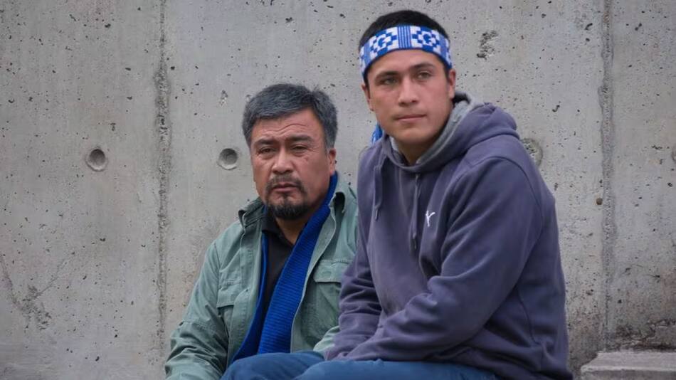 Ernesto Llaitul y su padre. Foto: La Tercera