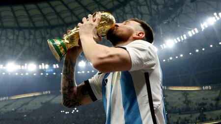 Lionel Messi besando la Copa del Mundo; Qatar 2022. Foto: Reuters.