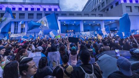 Guatemala: allanan el Tribunal Electoral a un mes del balotaje y ordenan detener a su jefa interina