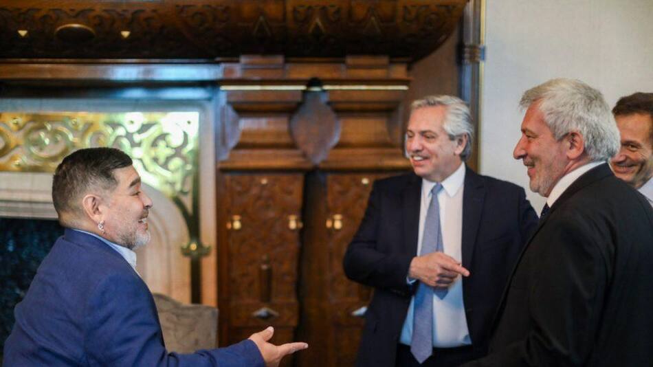 Alberto Fernández y Claudio Ferreño junto a Diego Maradona. Foto: Presidencia.