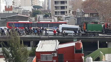 Accidente de camión y combi en la autopista 25 de mayo