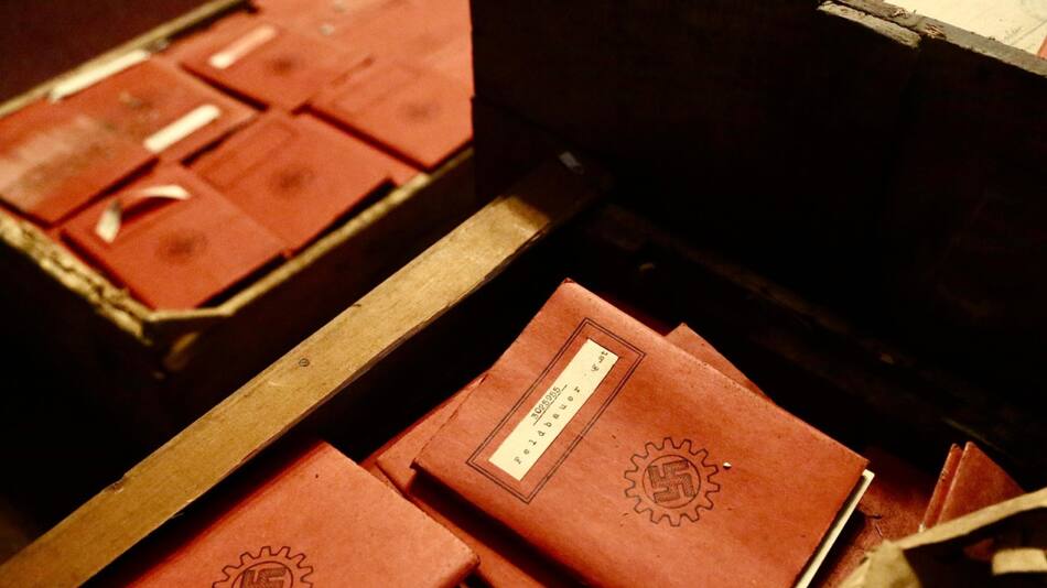 Descubren centenares de pasaportes y fichas de afiliados al partido nazi de la Argentina.