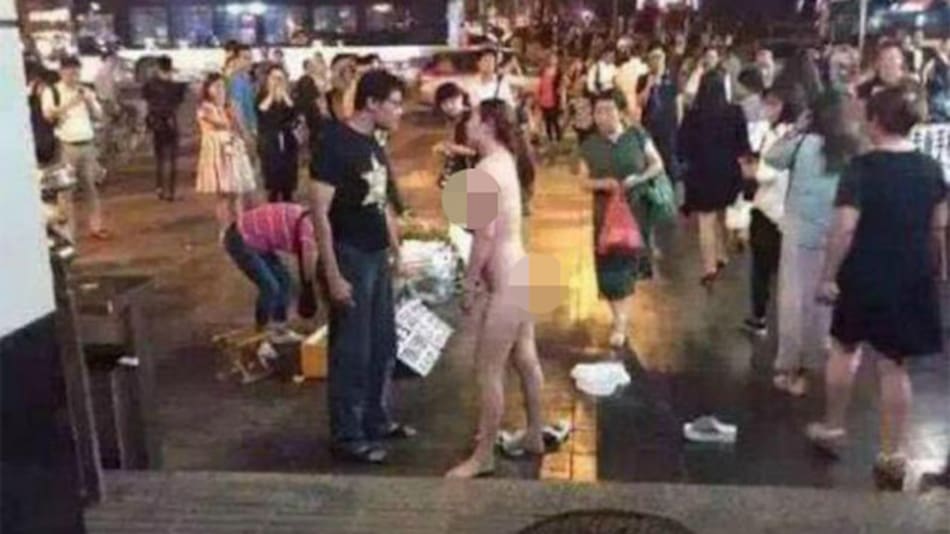 Mujer se desnuda en plena calle mientras discute con su novio