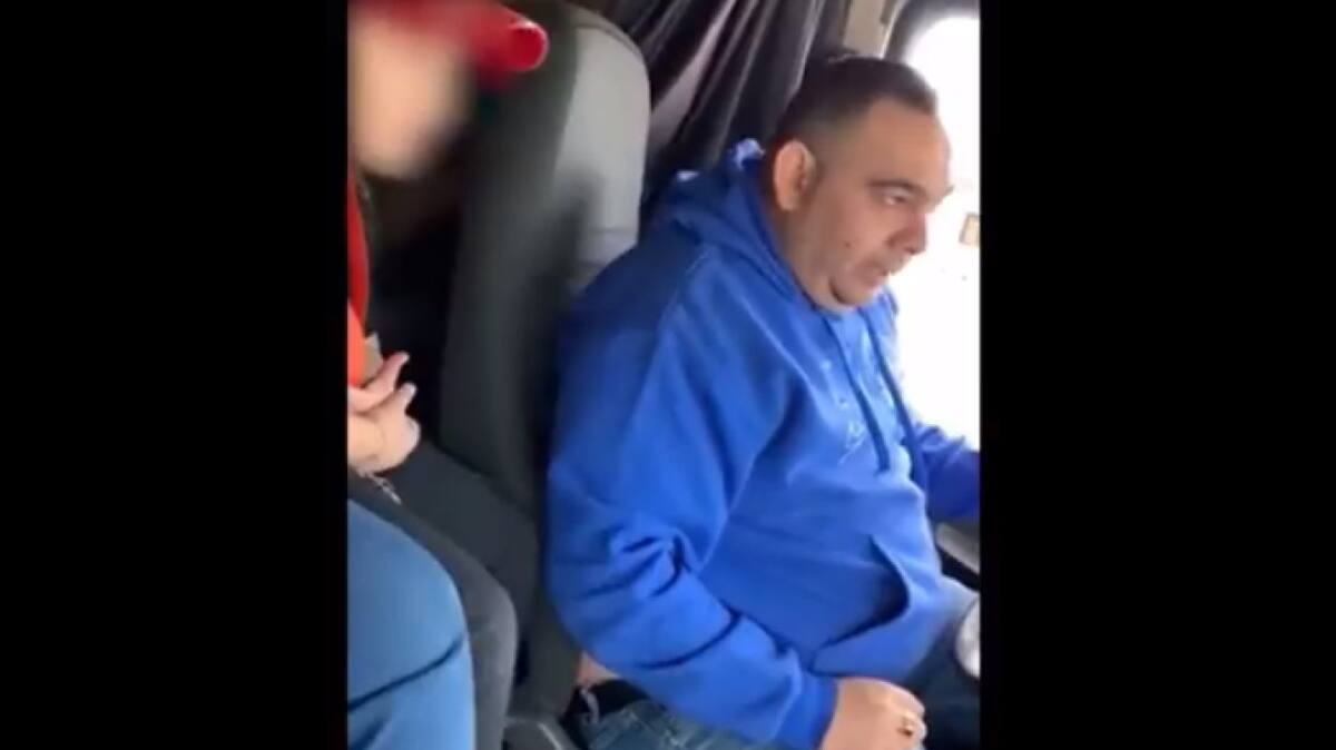 Le sacaron la licencia a un hombre que hizo manejar un camión a un nene de 7 años. Foto: captura video