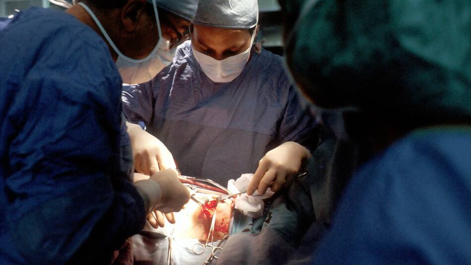 Médicos, operación. Foto: Unsplash.