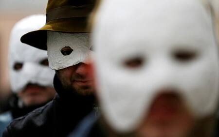 Celebración de Pascuas con máscaras en República Checa (Reuters)