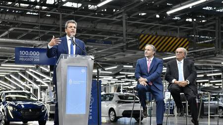 Sergio Massa en la planta Peugeot. Foto: NA.