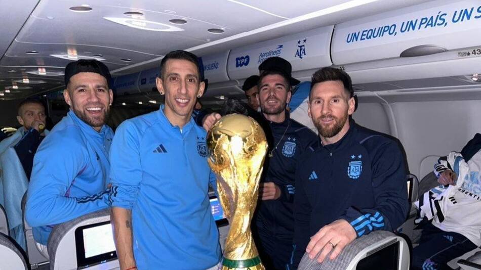 Lionel Messi y compañeros de la Selección con la copa del mundo. Foto: @LionelMessi.