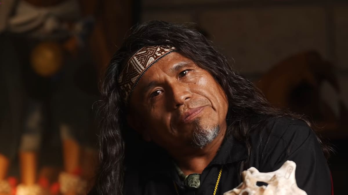 Edson Burgos, conocido como Coyote Sabio, explicó por qué no debes permitir que te toquen el pelo.