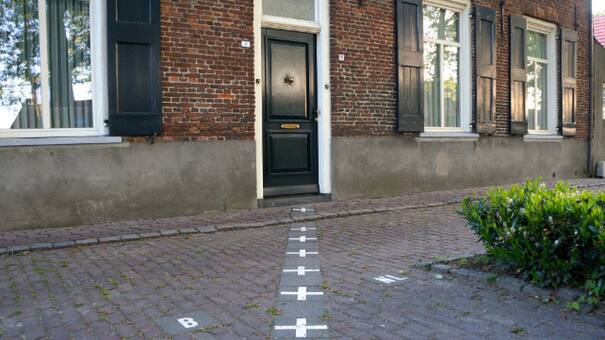 Cruza casas y restaurantes: dónde queda y cómo es la frontera más extraña del mundo