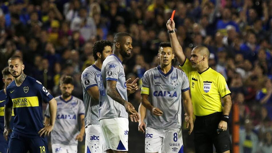 Expulsión de Dede en Boca vs. Cruzeiro (Reuters)