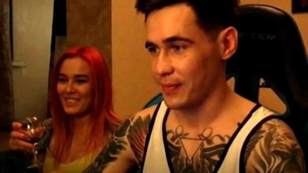 Youtuber encerró a su novia en el balcón y la mató de frío durante mientras transmitía en vivo