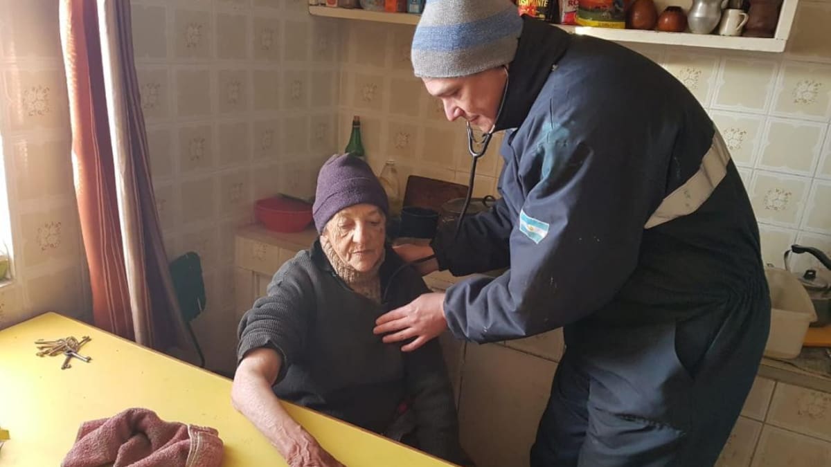 Santa Cruz: emotivo rescate de pareja de abuelos aislada un mes por la nieve