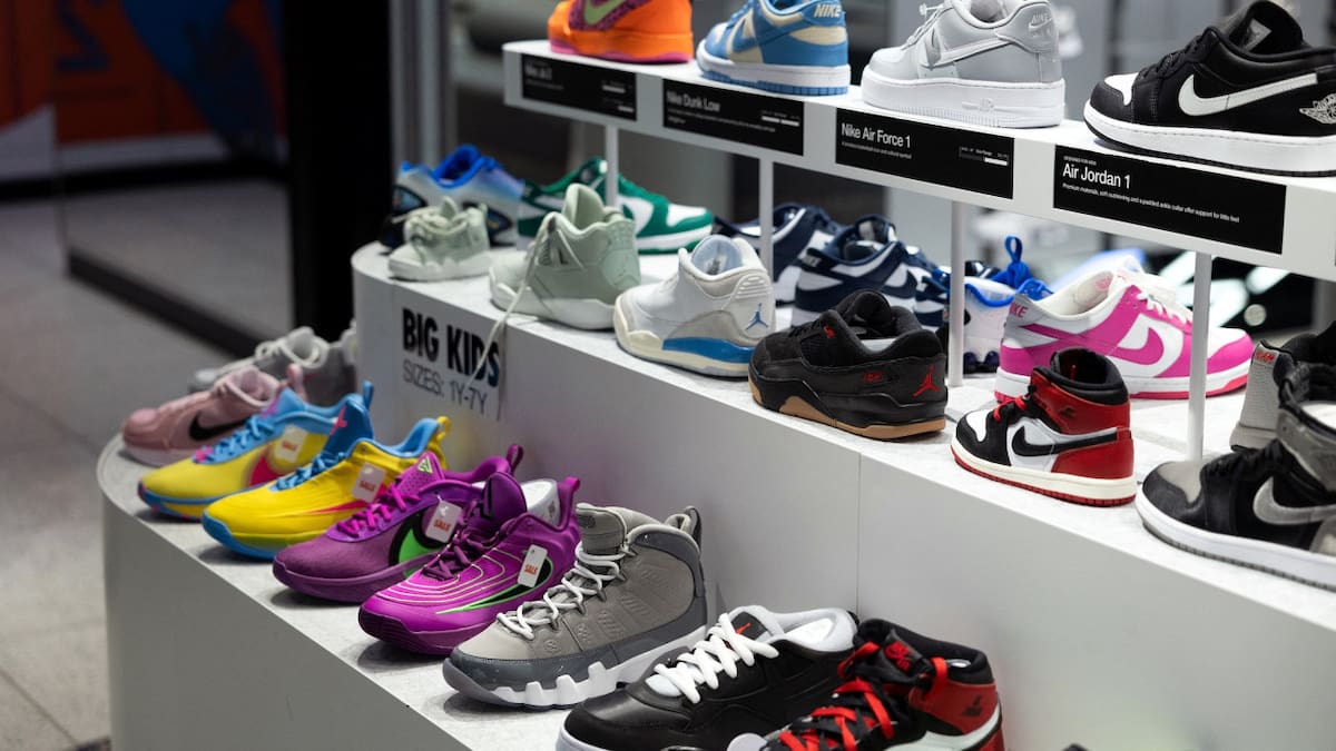 Marcas internacionales a precio outlet: dónde conseguir zapatillas y ropa desde $22.000. Foto: Reuters/Rachel Wisniewski.