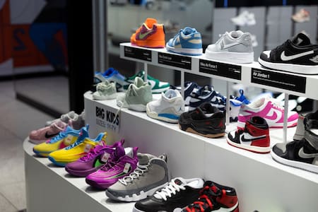 Zapatillas, outlet, shopping. Foto: Reuters/Rachel Wisniewski