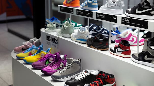 Furor por los outlets: dónde conseguir zapatillas y ropa desde $22.000, con descuentos y cuotas sin interés