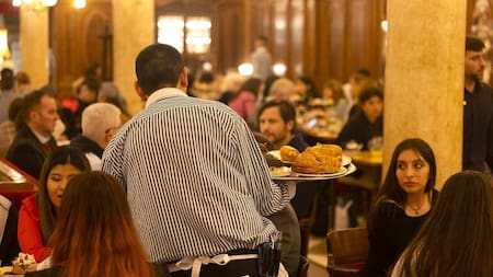La gastronomía, uno de los rubros que empezará a recibir propinas electrónicas. Foto: NA.