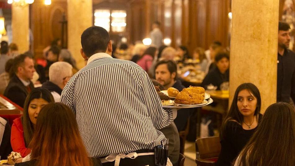La gastronomía, uno de los rubros que empezará a recibir propinas electrónicas. Foto: NA.
