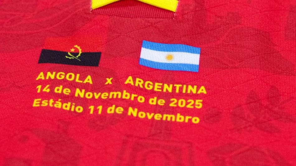 El detalle de la camiseta de Angola que incluye la bandera de Argentina.
