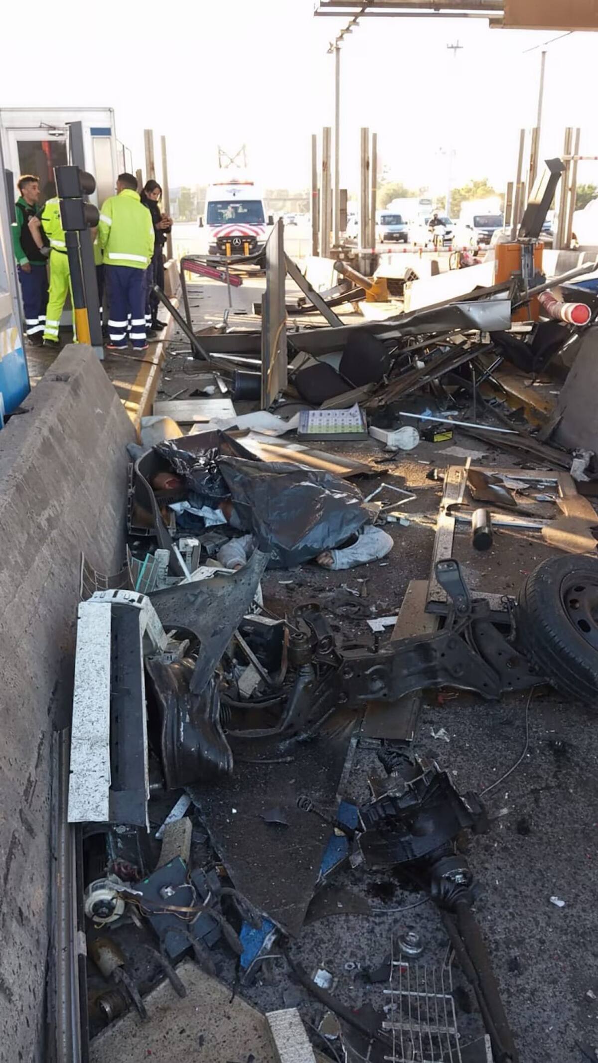 Consecuencias del tremendo impacto en el peaje de Panamericana. Foto: X.