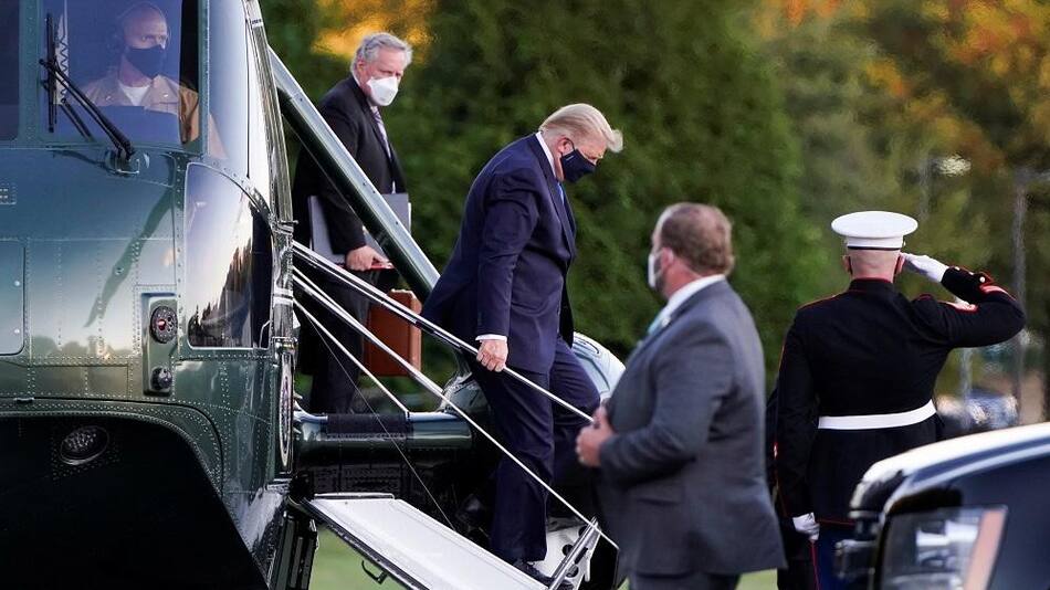 Tras dar positivo de coronavirus, Donald Trump tuvo fiebre y fue internado en un hospital militar, Reuters