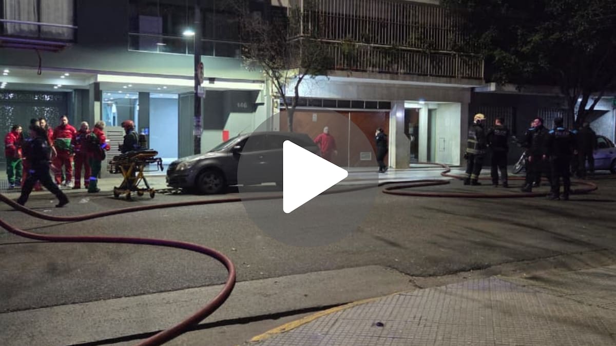 Feroz incendio en Caballito: trabajaban dotaciones de Bomberos y varias ambulancias para asistir heridos
