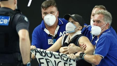 Temor en el Abierto de Australia: una mujer saltó a la cancha e interrumpió la final entre Nadal y Medvedev
