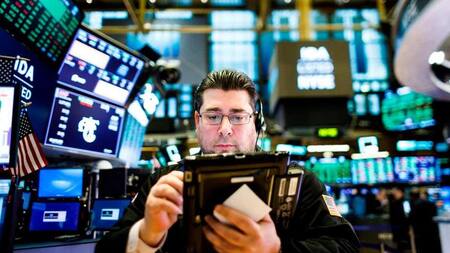 El riesgo país se desploma y se afirma cerca de su valor más bajo en cuatro años. Reuters.