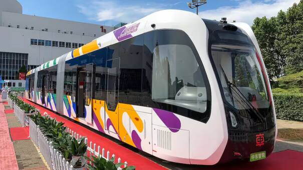 El impresionante tren que no necesita rieles, baterías ni conductor: ¿cómo funciona?