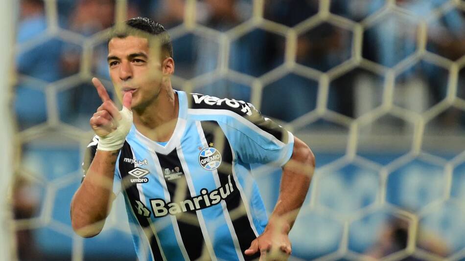 Festejo de Luis Suárez para Gremio por la Recopa Gaúcha. Foto: EFE.