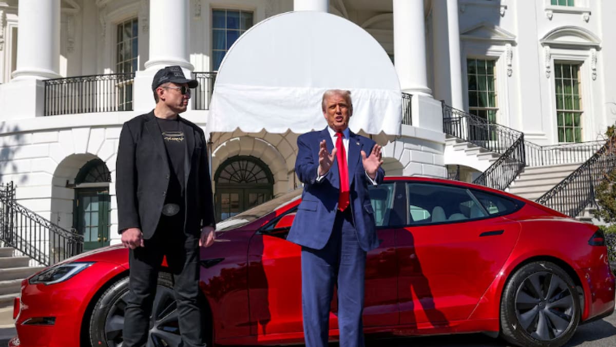 Donald Trump junto a Elon Musk y su auto Tesla en la Casa Blanca. Foto: REUTERS/Kevin Lamarque.