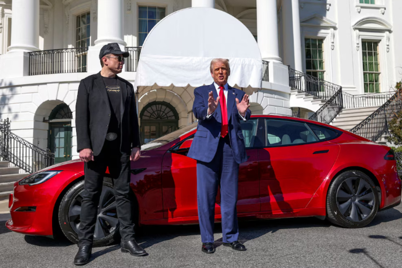 Donald Trump junto a Elon Musk y su auto Tesla en la Casa Blanca. Foto: REUTERS/Kevin Lamarque.