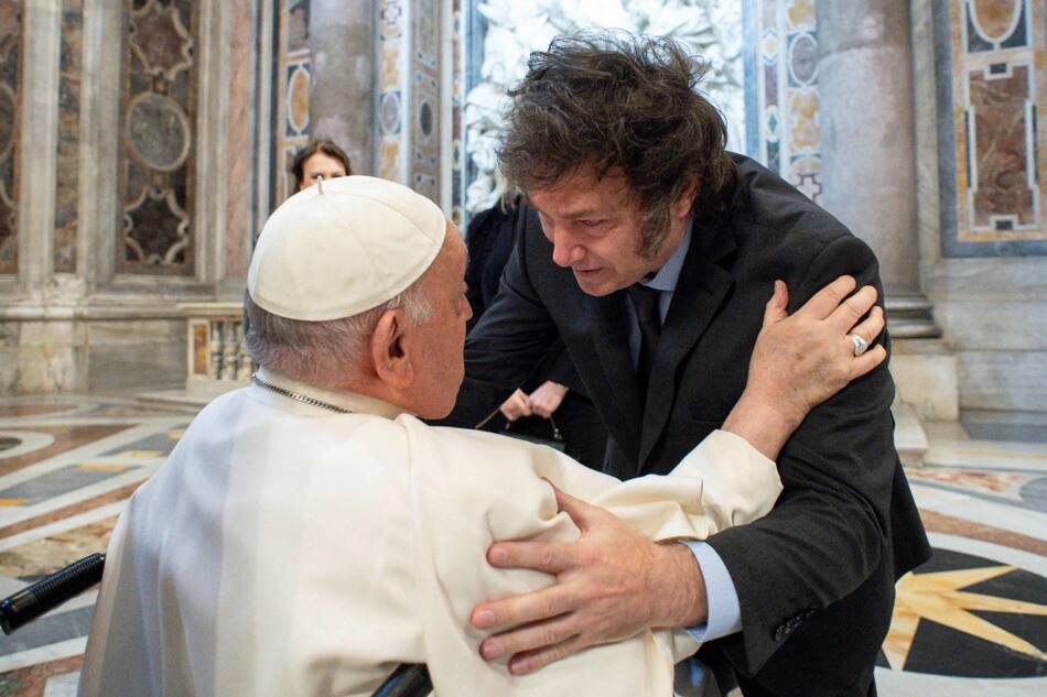 Milei saludó a Francisco y participó de la misa de canonización de Mama Antula. NA