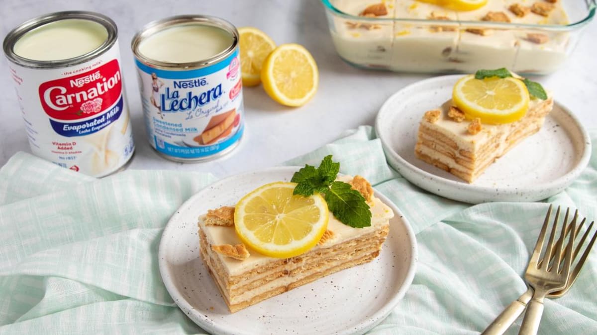 Postre carlotta de limón y leche condensada.