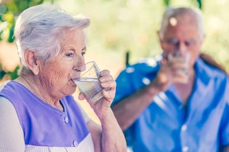 Calor, adultos mayores, hidratación, foto Gericare